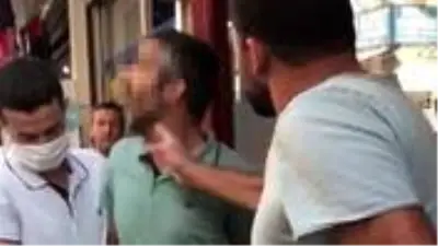 Hırsızlık şüphelisini yakalayan esnaf, 'Utanmıyor musun' diyerek şüpheliye tokat attı Hırsızlık şüphelisini yakalayan esnaf, 'Utanmıyor musun' diyerek şüpheliye tokat attı