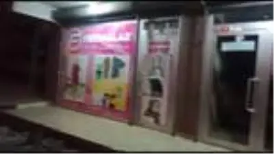 Havanın kararmasıyla ilçeyi sinekler bastı, esnaf iş yerini kapattı Havanın kararmasıyla ilçeyi sinekler bastı, esnaf iş yerini kapattı