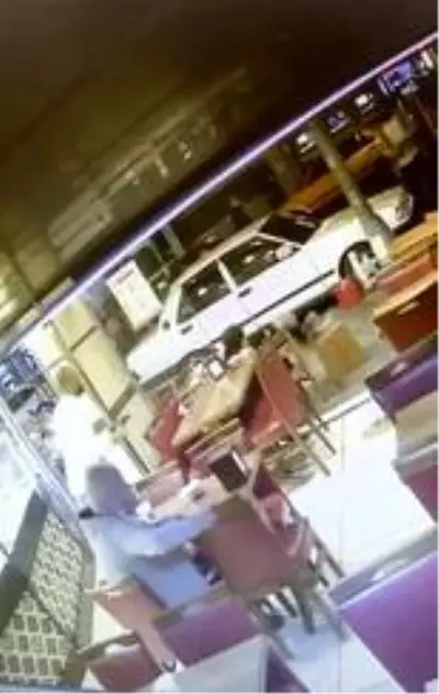 İstanbul'da börekçide silahlı çatışma kamerada İstanbul'da börekçide silahlı çatışma kamerada