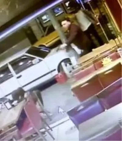 İstanbul'da börekçide silahlı çatışma kamerada İstanbul'da börekçide silahlı çatışma kamerada