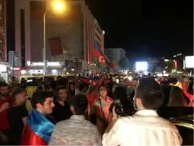 İstanbul'da vatandaşlar Ermenistan'ı kınayarak Azerbaycan'a destekte bulundu İstanbul'da vatandaşlar Ermenistan'ı kınayarak Azerbaycan'a destekte bulundu
