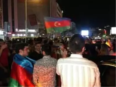 İstanbul'da vatandaşlar Ermenistan'ı kınayarak Azerbaycan'a destekte bulundu İstanbul'da vatandaşlar Ermenistan'ı kınayarak Azerbaycan'a destekte bulundu