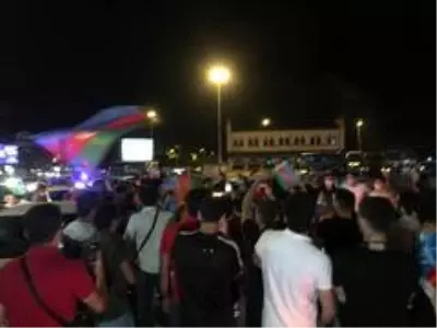 İstanbul'da vatandaşlar Ermenistan'ı kınayarak Azerbaycan'a destekte bulundu İstanbul'da vatandaşlar Ermenistan'ı kınayarak Azerbaycan'a destekte bulundu