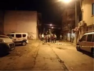 İzmir'de bıçaklı kavga: 1'ağır 2 yaralı İzmir'de bıçaklı kavga: 1'ağır 2 yaralı