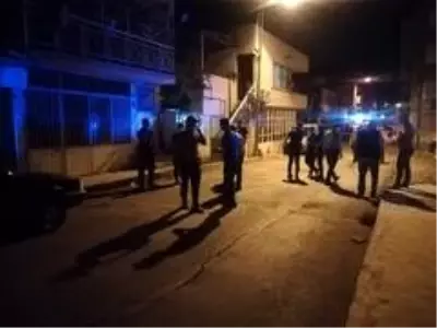 İzmir'de bıçaklı kavga: 1'ağır 2 yaralı İzmir'de bıçaklı kavga: 1'ağır 2 yaralı