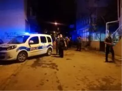 İzmir'de bıçaklı kavga: 1'ağır 2 yaralı İzmir'de bıçaklı kavga: 1'ağır 2 yaralı