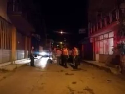 İzmir'de bıçaklı kavga: 1'ağır 2 yaralı İzmir'de bıçaklı kavga: 1'ağır 2 yaralı