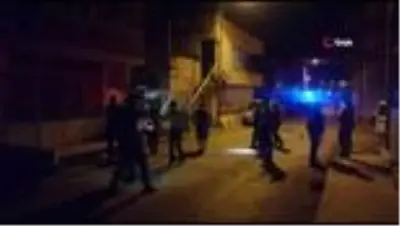 İzmir'de bıçaklı kavga: 1'ağır 2 yaralı İzmir'de bıçaklı kavga: 1'ağır 2 yaralı