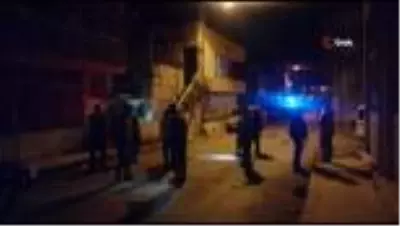 İzmir'de bıçaklı kavga: 1'ağır 2 yaralı İzmir'de bıçaklı kavga: 1'ağır 2 yaralı