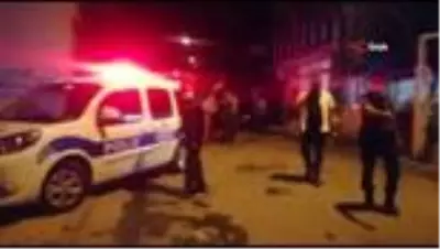İzmir'de bıçaklı kavga: 1'ağır 2 yaralı İzmir'de bıçaklı kavga: 1'ağır 2 yaralı