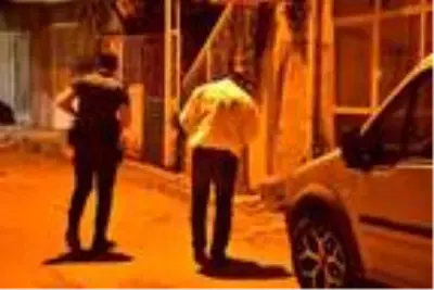 İzmir'de Komşuların kavgası kanlı bitti: 1'i ağır 2 yaralı İzmir'de Komşuların kavgası kanlı bitti: 1'i ağır 2 yaralı