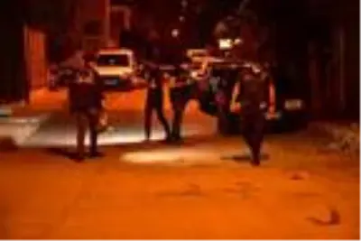 İzmir'de Komşuların kavgası kanlı bitti: 1'i ağır 2 yaralı İzmir'de Komşuların kavgası kanlı bitti: 1'i ağır 2 yaralı