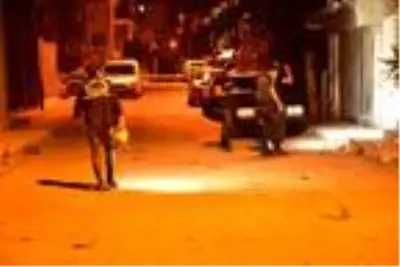 İzmir'de Komşuların kavgası kanlı bitti: 1'i ağır 2 yaralı İzmir'de Komşuların kavgası kanlı bitti: 1'i ağır 2 yaralı