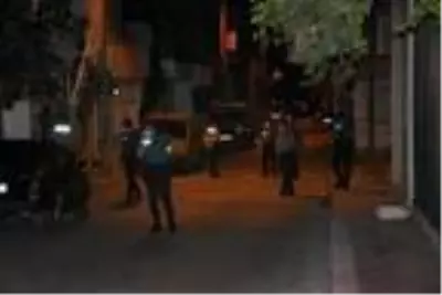 İzmir'de Komşuların kavgası kanlı bitti: 1'i ağır 2 yaralı İzmir'de Komşuların kavgası kanlı bitti: 1'i ağır 2 yaralı
