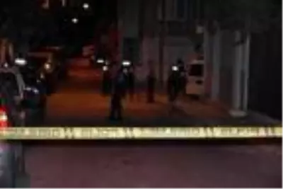 İzmir'de Komşuların kavgası kanlı bitti: 1'i ağır 2 yaralı İzmir'de Komşuların kavgası kanlı bitti: 1'i ağır 2 yaralı