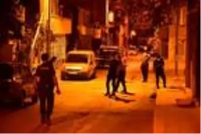 İzmir'de Komşuların kavgası kanlı bitti: 1'i ağır 2 yaralı İzmir'de Komşuların kavgası kanlı bitti: 1'i ağır 2 yaralı