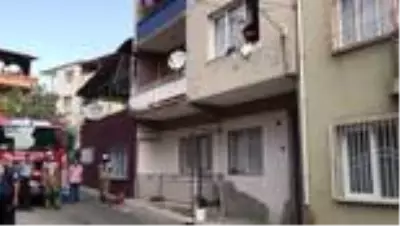 İzmir'de yaktığı kıyafetleri ve eşyalarını pencereden atan kişi gözaltına alındı İzmir'de yaktığı kıyafetleri ve eşyalarını pencereden atan kişi gözaltına alındı