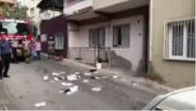 İzmir'de yaktığı kıyafetleri ve eşyalarını pencereden atan kişi gözaltına alındı İzmir'de yaktığı kıyafetleri ve eşyalarını pencereden atan kişi gözaltına alındı