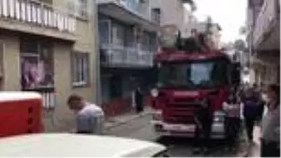 İzmir'de yaktığı kıyafetleri ve eşyalarını pencereden atan kişi gözaltına alındı İzmir'de yaktığı kıyafetleri ve eşyalarını pencereden atan kişi gözaltına alındı