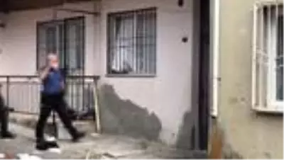 İzmir'de yaktığı kıyafetleri ve eşyalarını pencereden atan kişi gözaltına alındı İzmir'de yaktığı kıyafetleri ve eşyalarını pencereden atan kişi gözaltına alındı