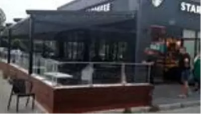 Kafenin bahçesine giren otomobilin çarptığı iki kişi yaralandı Kafenin bahçesine giren otomobilin çarptığı iki kişi yaralandı