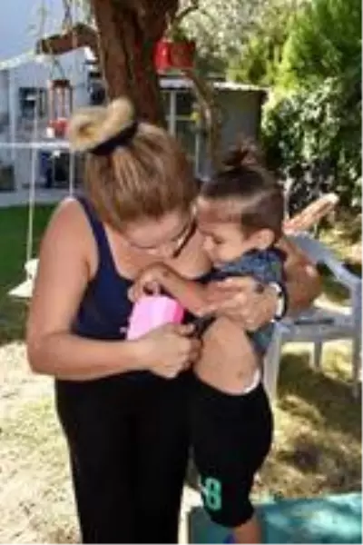 Kanalizasyonsuz mahallede raketlerle sinek avına çıkıyorlar Kanalizasyonsuz mahallede raketlerle sinek avına çıkıyorlar