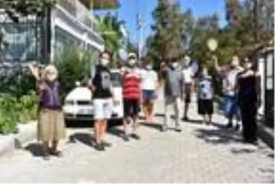 Kanalizasyonsuz mahallede raketlerle sinek avına çıkıyorlar Kanalizasyonsuz mahallede raketlerle sinek avına çıkıyorlar