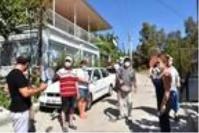 Kanalizasyonsuz mahallede raketlerle sinek avına çıkıyorlar Kanalizasyonsuz mahallede raketlerle sinek avına çıkıyorlar