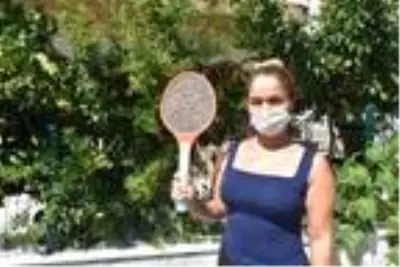 Kanalizasyonsuz mahallede raketlerle sinek avına çıkıyorlar Kanalizasyonsuz mahallede raketlerle sinek avına çıkıyorlar