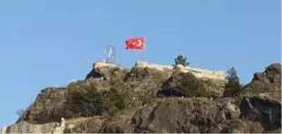 Kandiber Kalesi'nde yırtılan bayrak değişti Kandiber Kalesi'nde yırtılan bayrak değişti