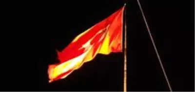 Kandiber Kalesi'nde yırtılan bayrak değişti Kandiber Kalesi'nde yırtılan bayrak değişti