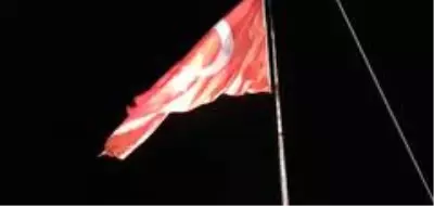 Kandiber Kalesi'nde yırtılan bayrak değişti Kandiber Kalesi'nde yırtılan bayrak değişti