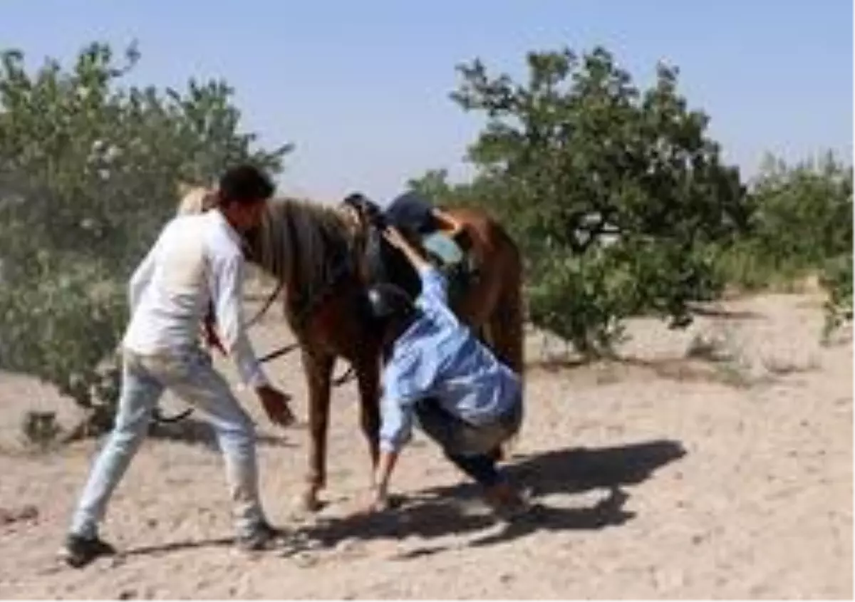 Kapadokya'da ata binen güzel sanatçı attan düştü