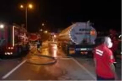 Kırıkkale'de zift yüklü tanker yandı Kırıkkale'de zift yüklü tanker yandı