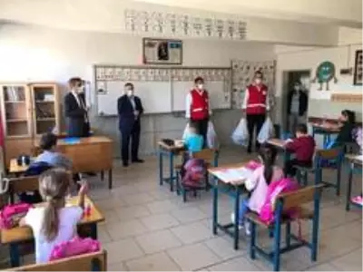 Kızılay'dan öğrencilere kırtasiye yardımı Kızılay'dan öğrencilere kırtasiye yardımı