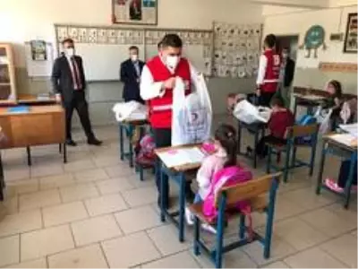 Kızılay'dan öğrencilere kırtasiye yardımı Kızılay'dan öğrencilere kırtasiye yardımı