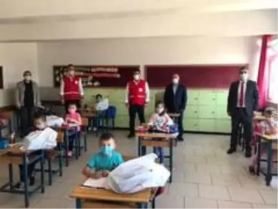 Kızılay'dan öğrencilere kırtasiye yardımı Kızılay'dan öğrencilere kırtasiye yardımı