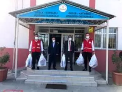 Kızılay'dan öğrencilere kırtasiye yardımı Kızılay'dan öğrencilere kırtasiye yardımı