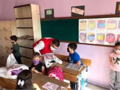 Kızılay'dan öğrencilere kırtasiye yardımı Kızılay'dan öğrencilere kırtasiye yardımı