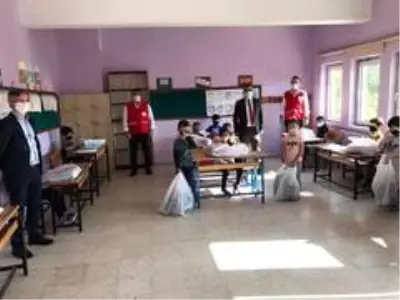 Kızılay'dan öğrencilere kırtasiye yardımı Kızılay'dan öğrencilere kırtasiye yardımı