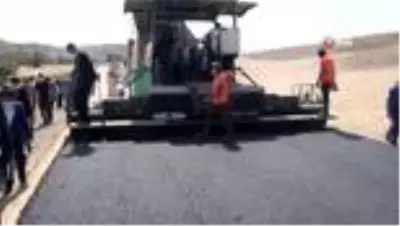 Köy yolları sıcak asfalt ile daha modern hale getiriliyor Köy yolları sıcak asfalt ile daha modern hale getiriliyor
