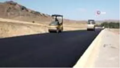 Köy yolları sıcak asfalt ile daha modern hale getiriliyor Köy yolları sıcak asfalt ile daha modern hale getiriliyor