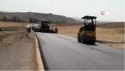 Köy yolları sıcak asfalt ile daha modern hale getiriliyor Köy yolları sıcak asfalt ile daha modern hale getiriliyor