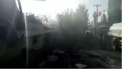 Kütahya'da 2 ev yanarak kül oldu Kütahya'da 2 ev yanarak kül oldu
