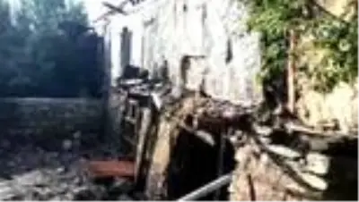 Kütahya'da 2 ev yanarak kül oldu Kütahya'da 2 ev yanarak kül oldu