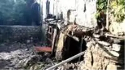 Kütahya'da 2 ev yanarak kül oldu Kütahya'da 2 ev yanarak kül oldu