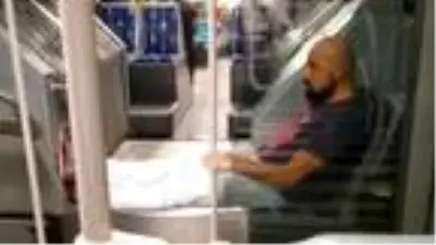 Metrobüste hem maske takmadı hem de sigara içti Metrobüste hem maske takmadı hem de sigara içti