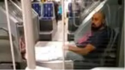 Metrobüste hem maske takmadı hem de sigara içti Metrobüste hem maske takmadı hem de sigara içti
