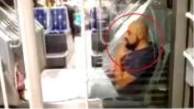 Metrobüste hem maske takmadı hem de sigara içti Metrobüste hem maske takmadı hem de sigara içti