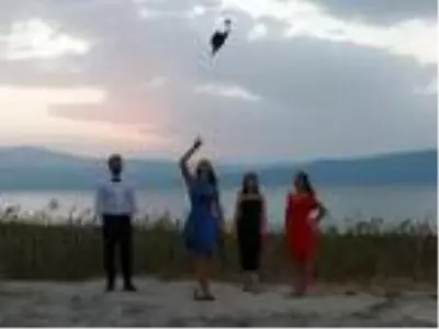Mezuniyet fotoğrafı için farklı illerden gelip, Burdur Gölü'nde buluştular Mezuniyet fotoğrafı için farklı illerden gelip, Burdur Gölü'nde buluştular